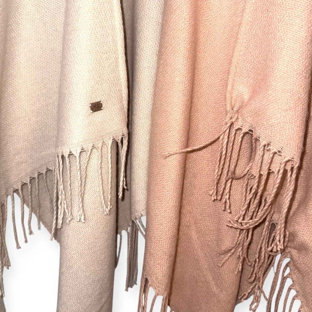 NWT Colorblock Fringe Ruana Shawl Wrap Poncho Beige Blush One Size - Picture 5 of 11